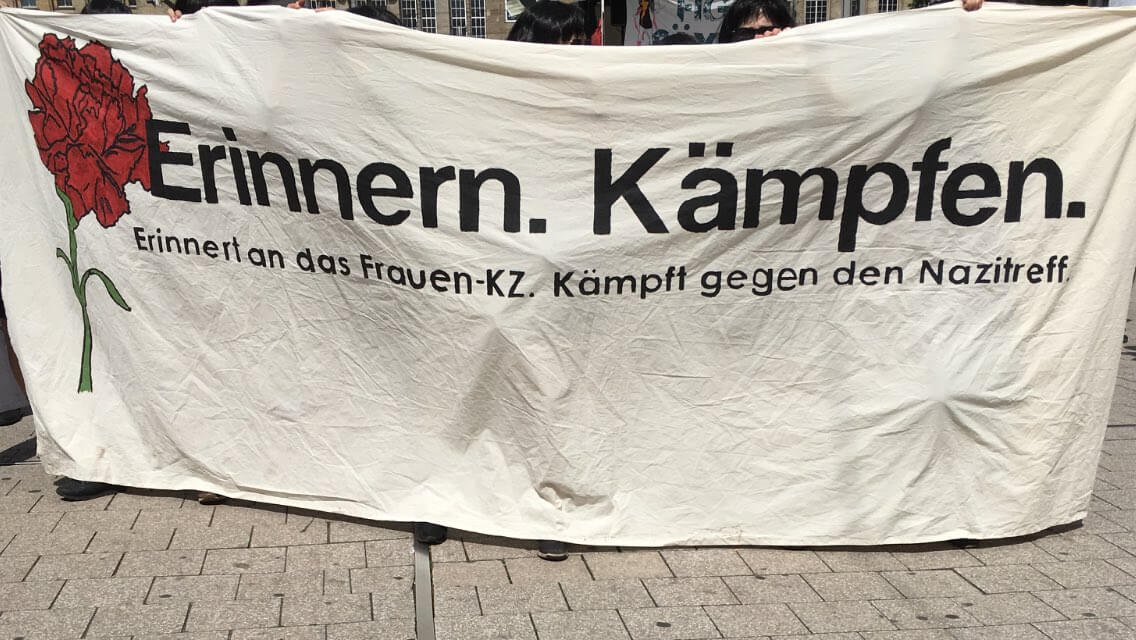 Transparent mit der Aufschrift: "Erinnern. Kämpfen. Erinnert an das Frauen-KZ. Kämpft gegen den Nazitreff"
