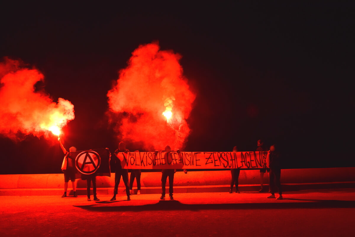Pyrotechnik und Transparent mit Aufschrift: "Völkische Offensive zerschlagen!"